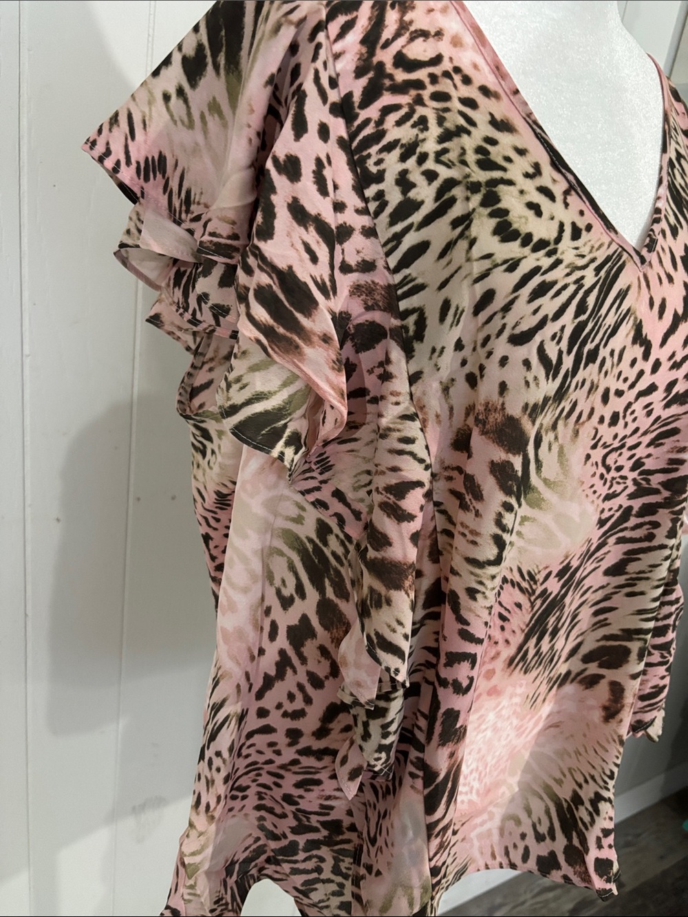 Jennifer Lopez Pink Leopard Print V-Neck Ruffle Sleeve Top - Picture 2 of 5